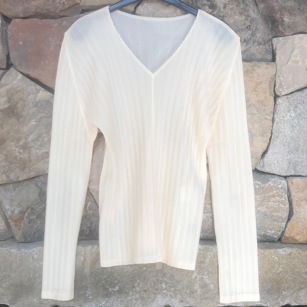 Pleats Please White V Neck size 5